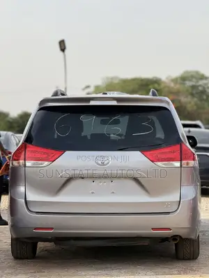 Toyota Sienna 2012 Silver