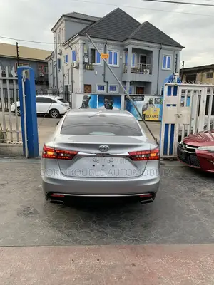 Toyota Avalon XLE Plus Sedan FWD (3.5L 6cyl 6A) 2017 Silver