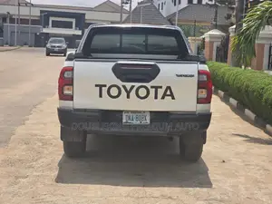 Toyota Hilux 2021 White