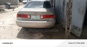 Toyota Camry LE 4dr Sedan (2.2L 4cyl 4A) 2001 Gold