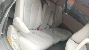 Toyota Sienna XLE FWD 8-Passenger 2013 Silver