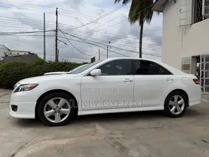 Toyota Camry SE V6 4dr Sedan (3.5L 6cyl 6A) 2011 White