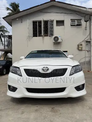 Toyota Camry SE V6 4dr Sedan (3.5L 6cyl 6A) 2011 White