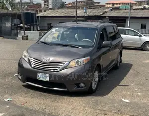 Toyota Sienna XLE AWD 7-Passenger 2013 Gray