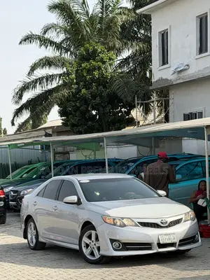 Toyota Camry SE 4dr Sedan (2.5L 4cyl 6A) 2014 Silver