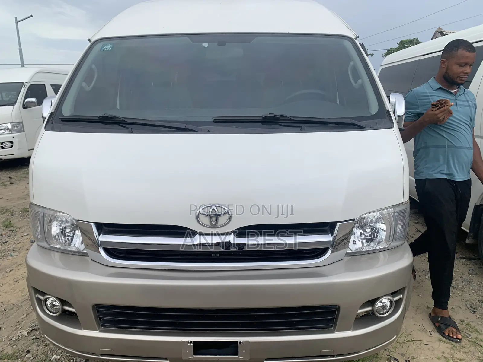 Toyota HiAce 2015 White
