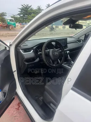 Toyota RAV4 LE FWD 2019 White