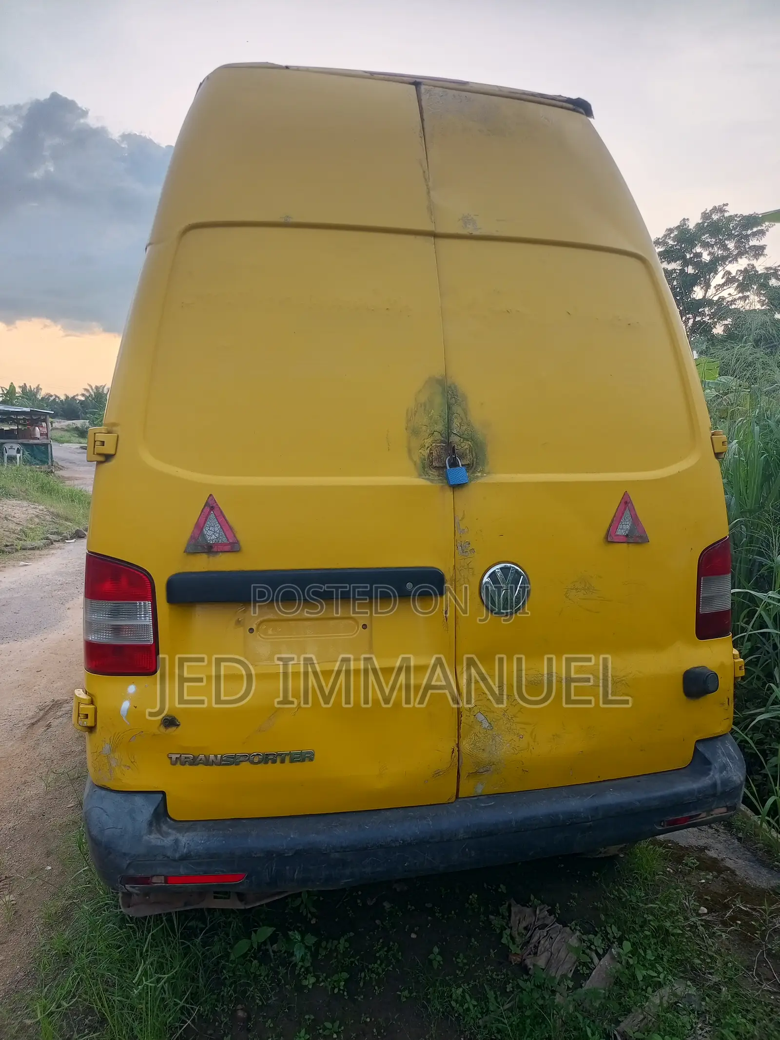 Volkswagen Transporter 2013 Yellow