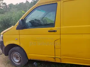 Volkswagen Transporter 2013 Yellow