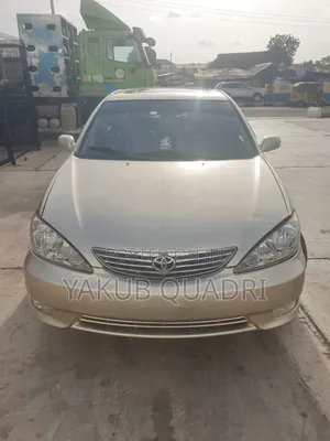 Toyota Camry XLE 4dr Sedan (2.4L 4cyl 5A) 2005 Gold