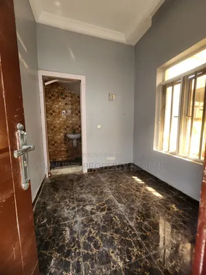 5bdrm Duplex in Chevron for rent