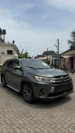 Toyota Highlander XLE 4x4 V6 (3.5L 6cyl 8A) 2017 Green