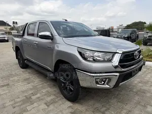 Toyota Hilux 2023 Gray
