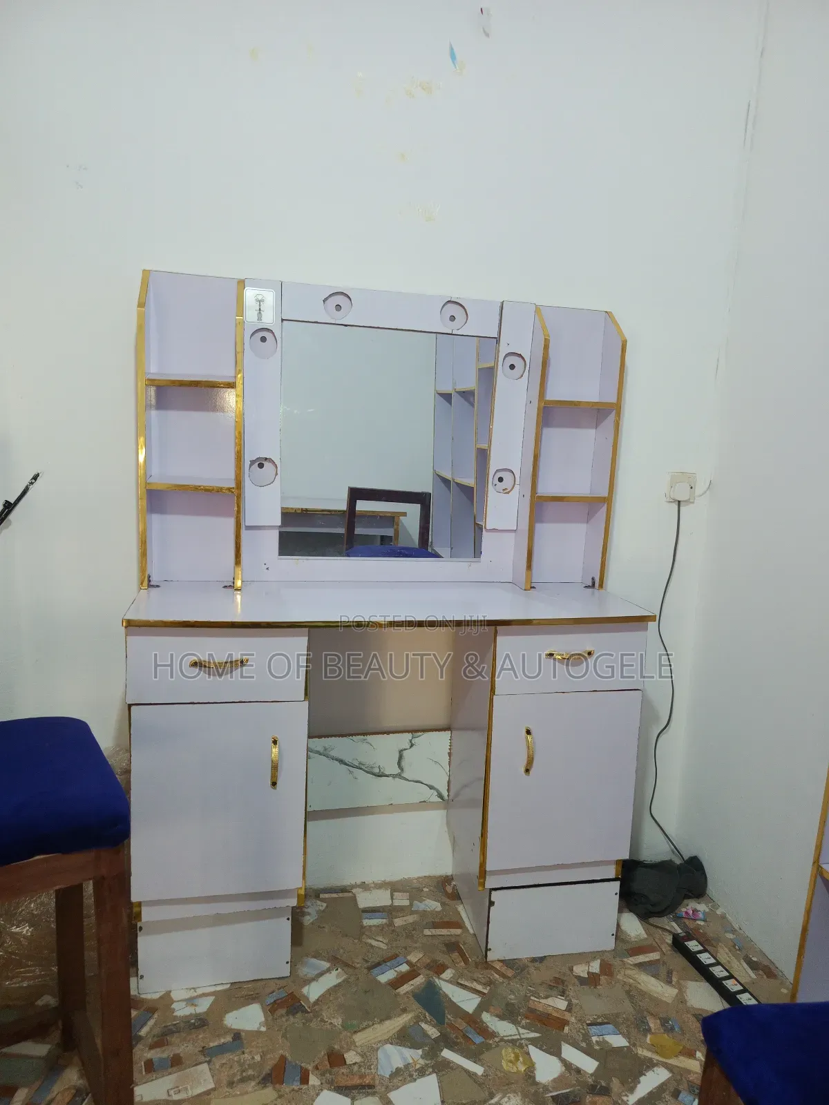 Studio Mirror With High Chairs