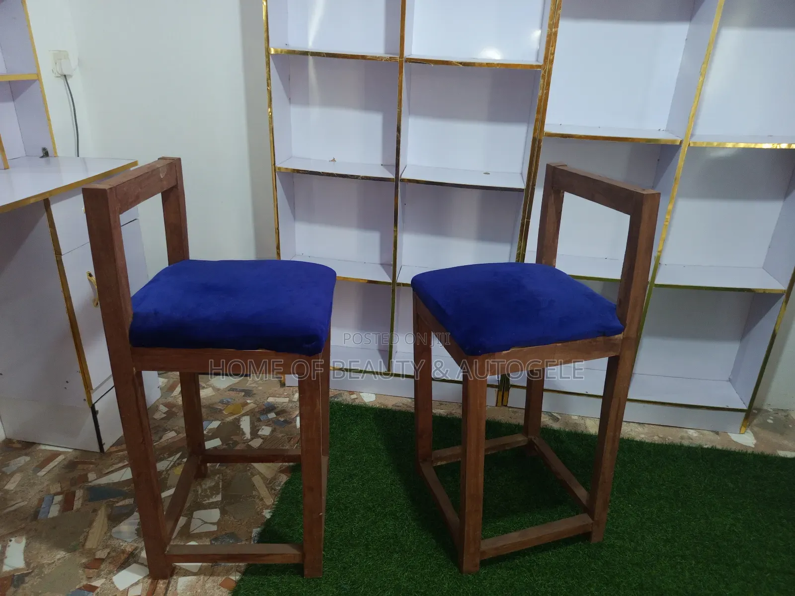 Studio Mirror With High Chairs
