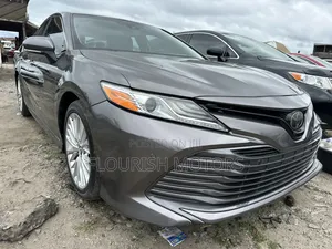 Toyota Camry XLE V6 FWD 2020 Gray