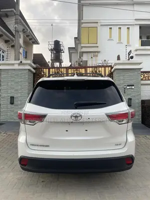 Toyota Highlander LE 4dr SUV AWD (3.5L 6cyl 6A) 2015 White