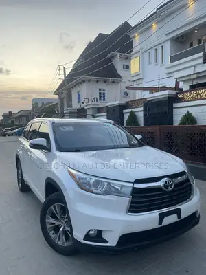 Toyota Highlander LE 4dr SUV AWD (3.5L 6cyl 6A) 2015 White