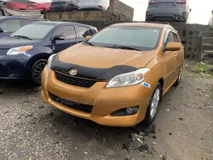Toyota Matrix L Hatchback FWD (1.8L 4cyl 5M) 2011 Gold