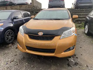 Toyota Matrix L Hatchback FWD (1.8L 4cyl 5M) 2011 Gold