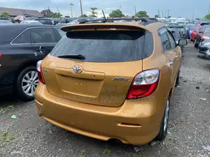Toyota Matrix L Hatchback FWD (1.8L 4cyl 5M) 2011 Gold