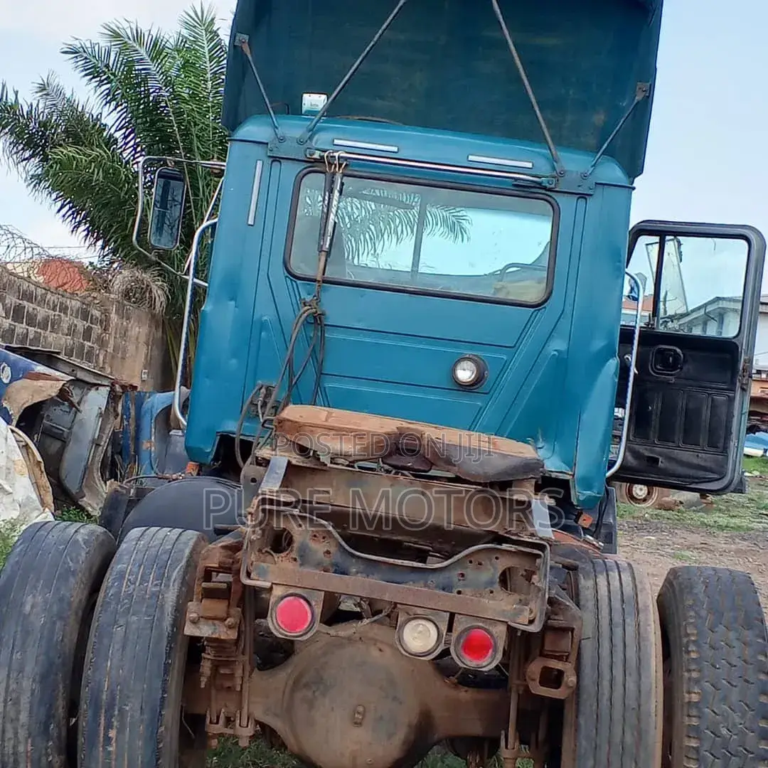 2000 Mack Head Very Good Engine.