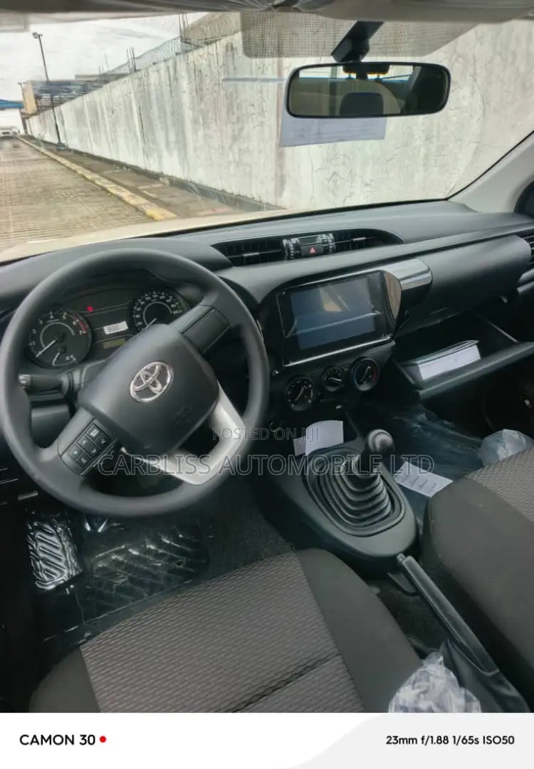 New Toyota Hilux 2025 White