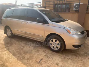 Toyota Sienna LE AWD (3.3L V6 5A) 2004 Gold