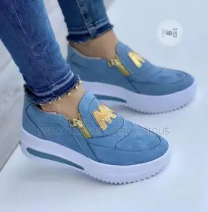 Female Blue Snickers