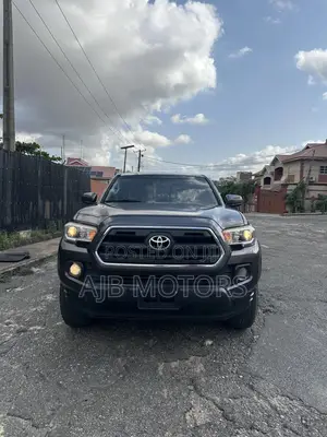 Toyota Tacoma SR5 2017 Gray