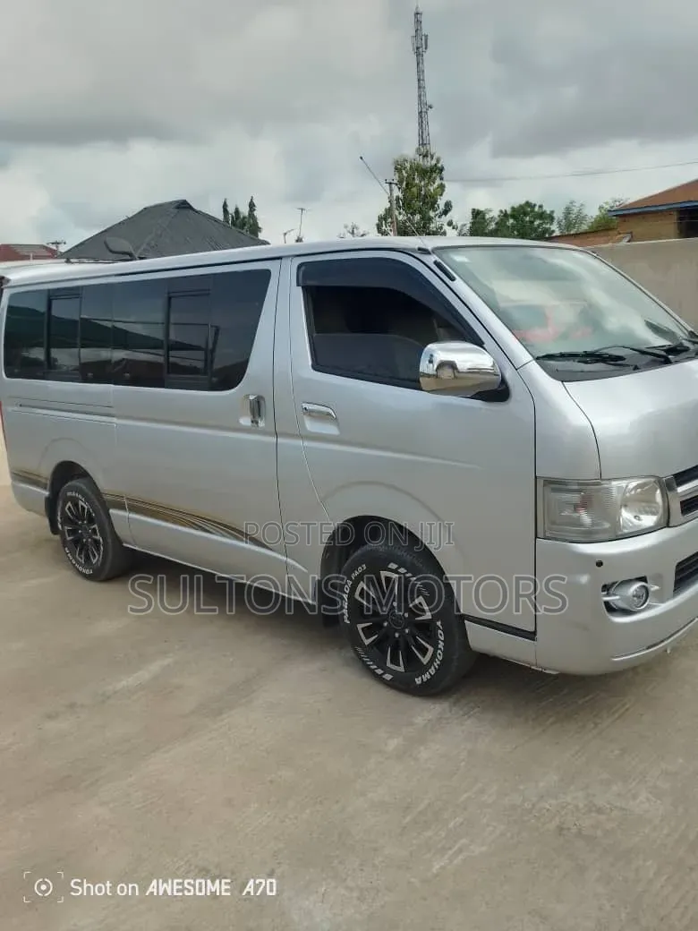 Toyota HiAce 2010 Silver