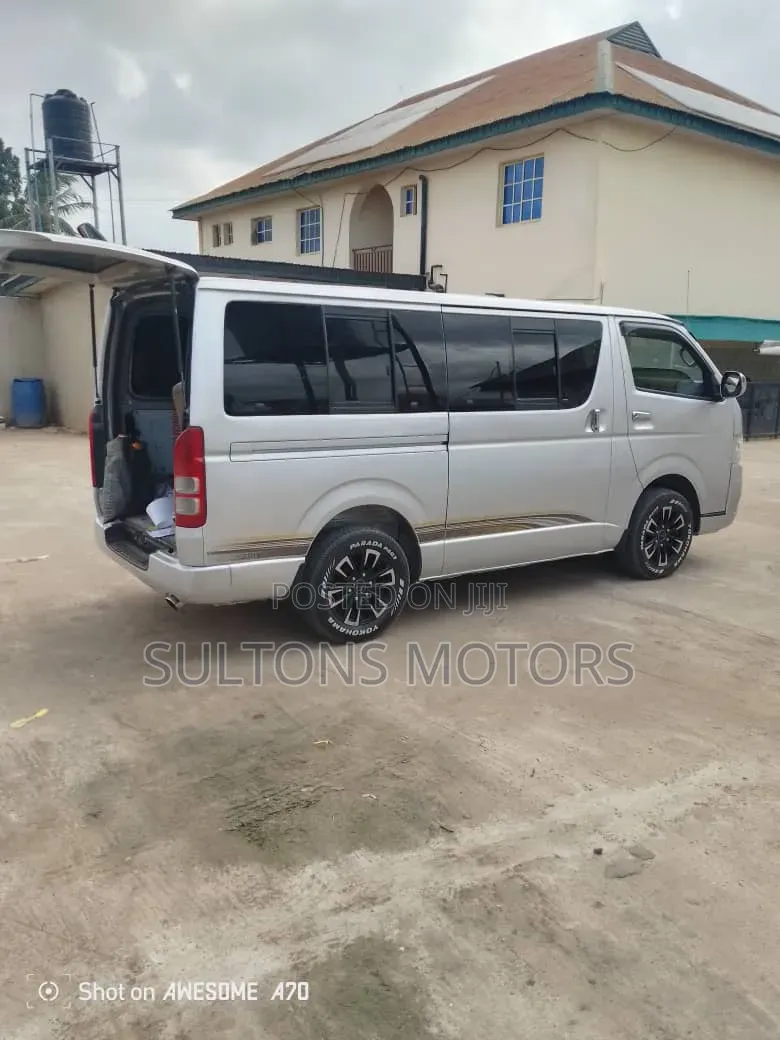 Toyota HiAce 2010 Silver