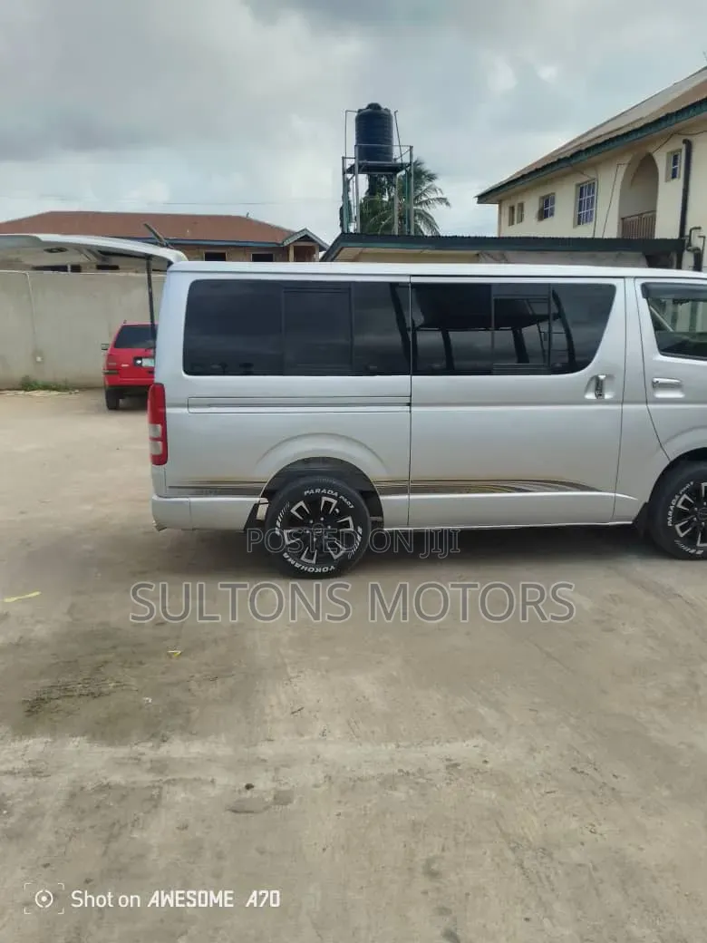 Toyota HiAce 2010 Silver