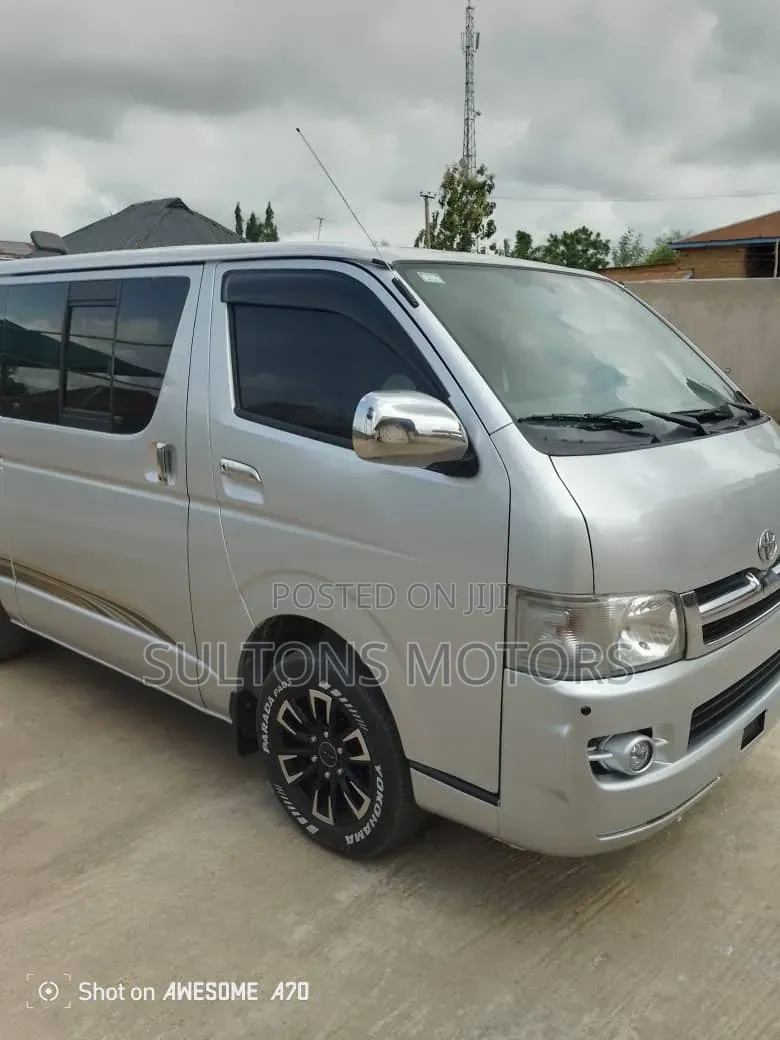 Toyota HiAce 2010 Silver