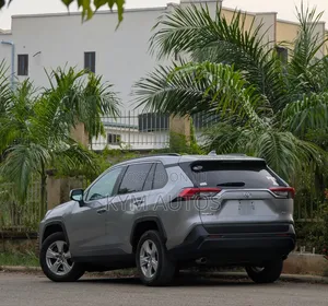 Toyota RAV4 XLE AWD 2020 Silver