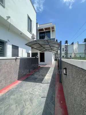 4bdrm House in Lekki Expressway for sale