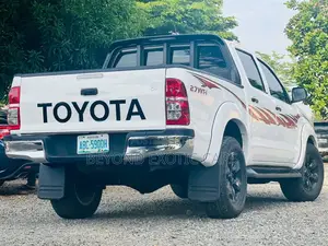 Toyota Hilux SR 4x4 2014 White
