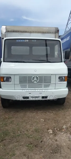 Mercedes Benz Truck 709 Container
