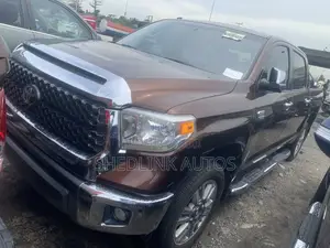 Toyota Tundra 1794 5.7L V8 4x4 CrewMax 5.6 ft. box 145.7 in. WB 2017