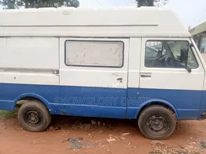Bus 2000 White