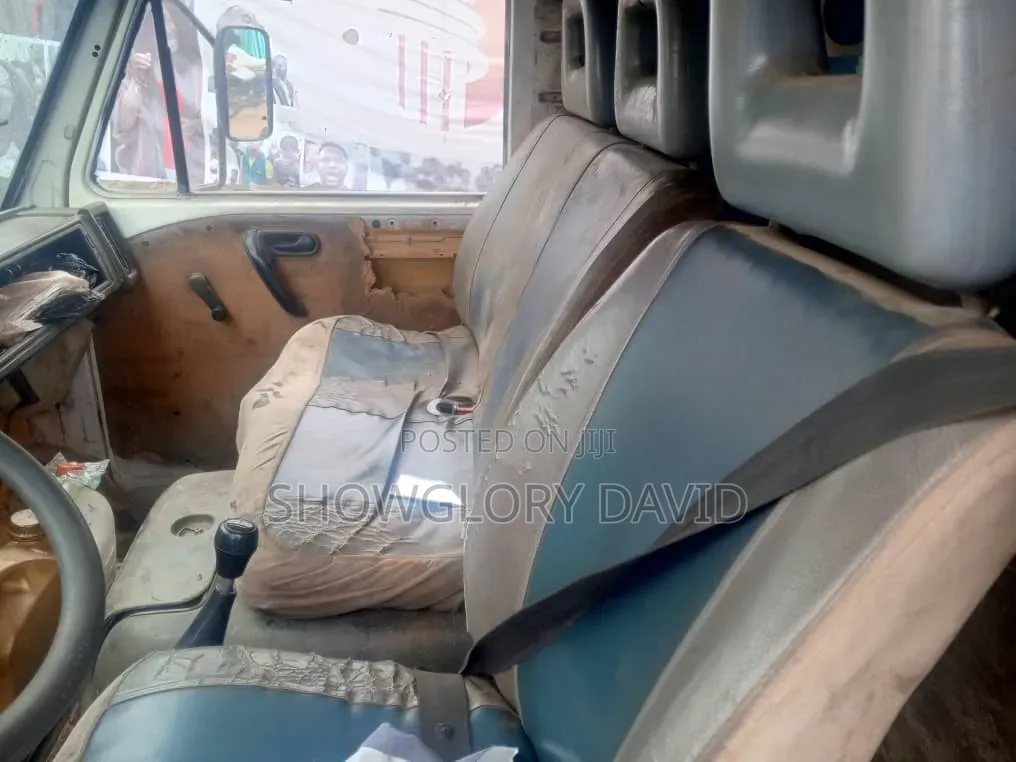 Bus 2000 White