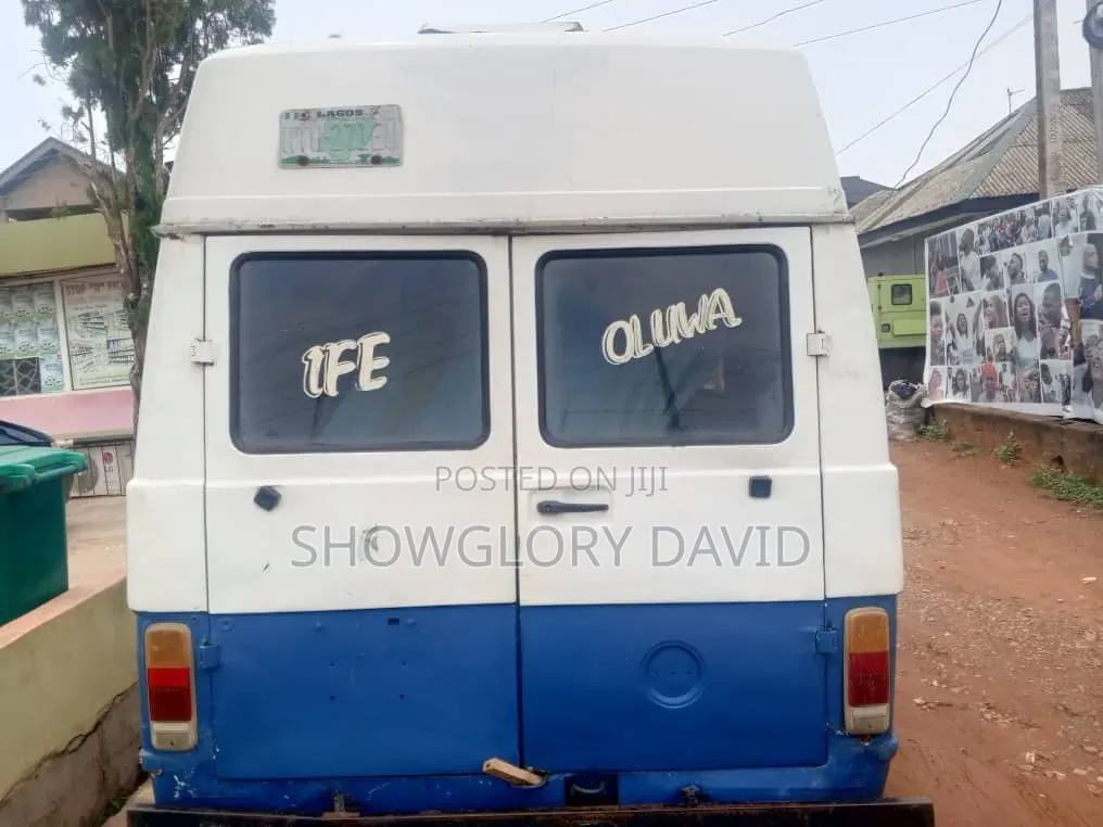 Bus 2000 White