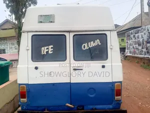 Bus 2000 White