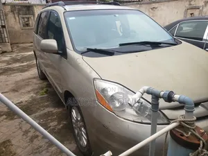 Toyota Sienna LE FWD 2006 Red