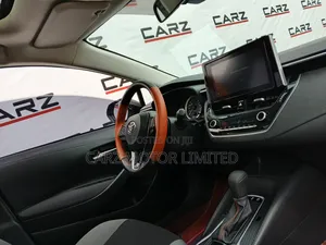 Toyota Corolla SE 2021 White