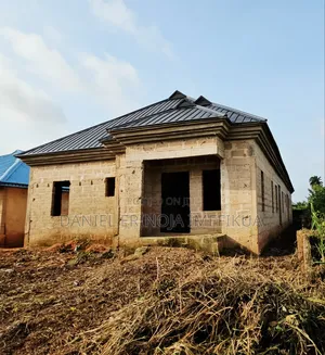 6bdrm Block of Flats in Benin City for sale