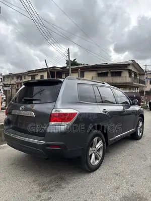 Toyota Highlander SE 2011 Gray