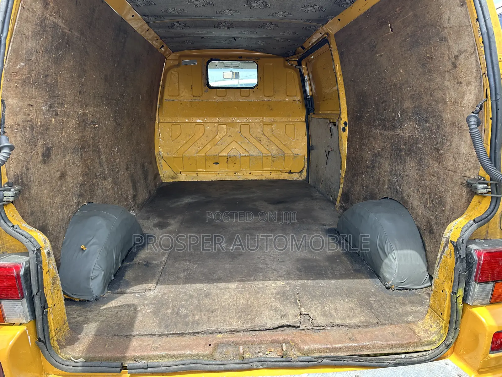 Volkswagen Transporter 2005 Yellow