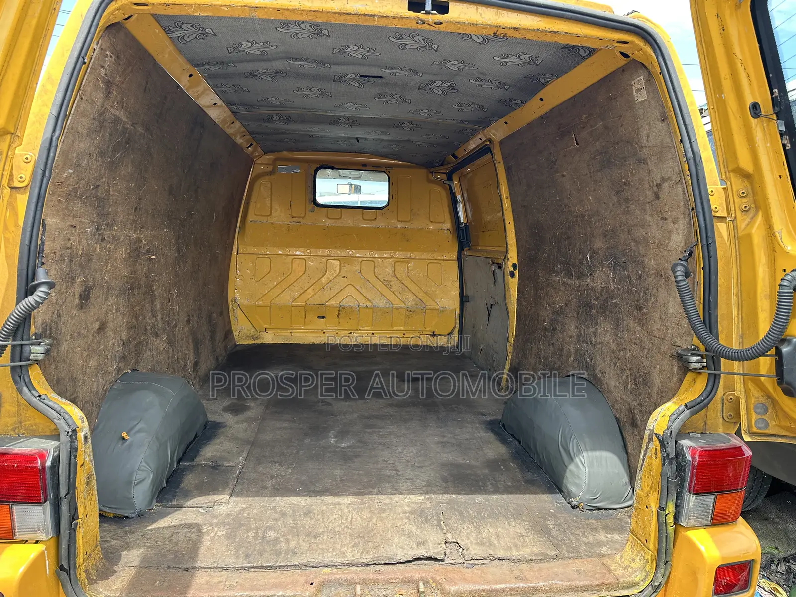 Volkswagen Transporter 2005 Yellow