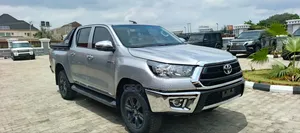 Toyota Hilux 2023 Silver